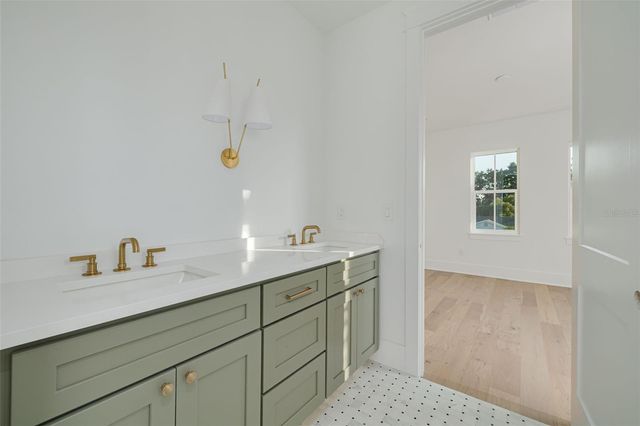 621 37TH AVENUE N, St Petersburg, FL 33704