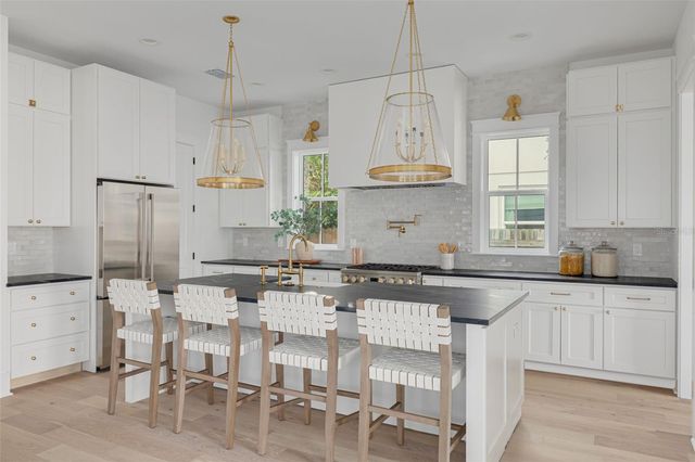 621 37TH AVENUE N, St Petersburg, FL 33704