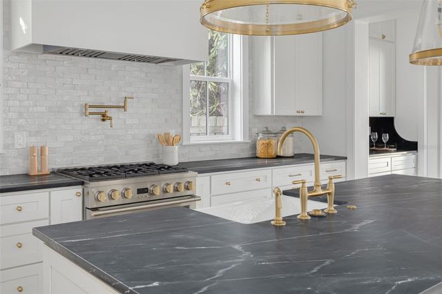 621 37TH AVENUE N, St Petersburg, FL 33704