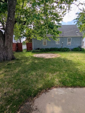 1444 Saint Albans Street N, Saint Paul, MN 55117