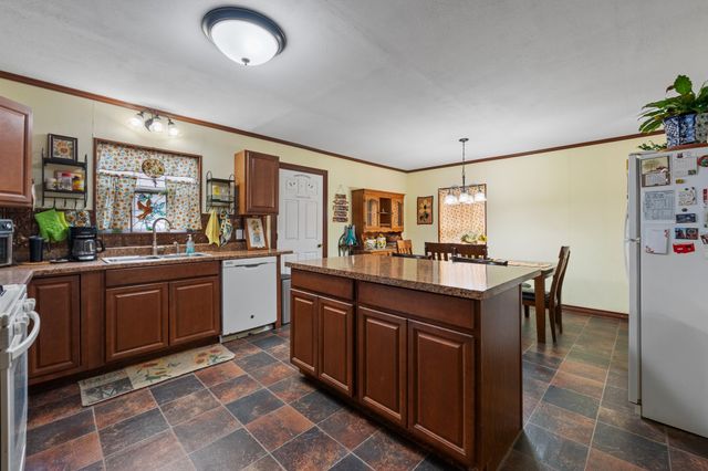 402 College Street, Grandview, TX 76050
