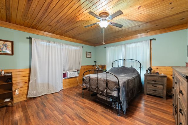 402 College Street, Grandview, TX 76050
