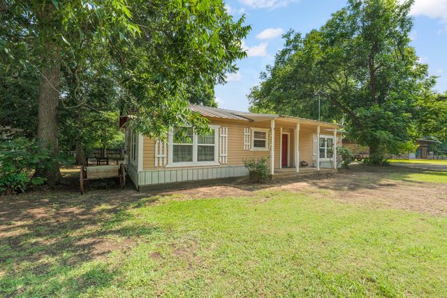 402 College Street, Grandview, TX 76050