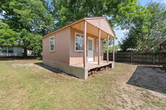 402 College Street, Grandview, TX 76050