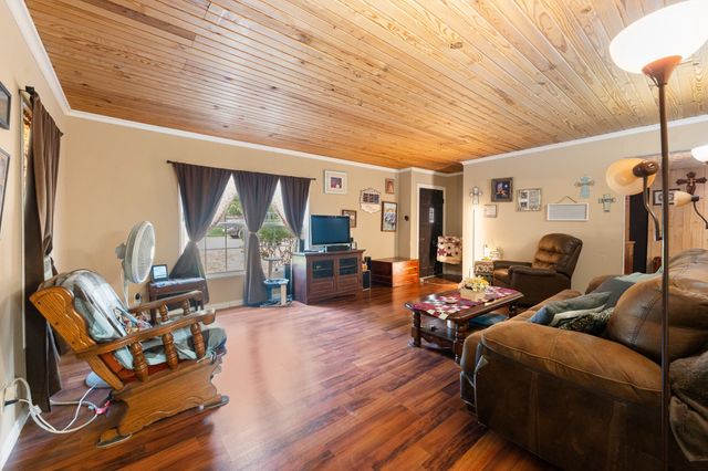 402 College Street, Grandview, TX 76050