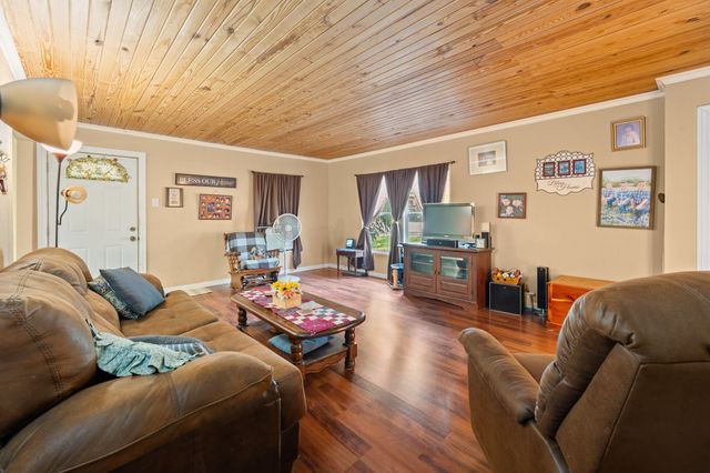 402 College Street, Grandview, TX 76050
