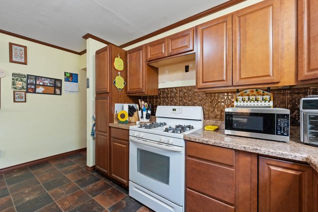 402 College Street, Grandview, TX 76050