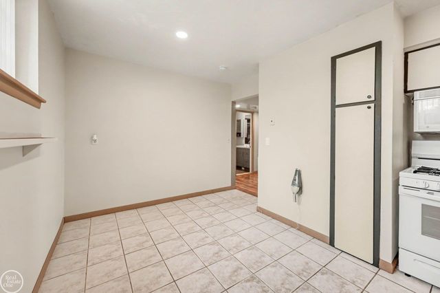 8220 Crestview Drive, Sterling Heights, MI 48312