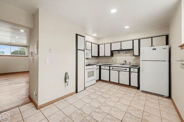 8220 Crestview Drive, Sterling Heights, MI 48312