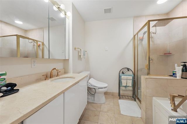 100 Carlyle Drive 5HS, Cliffside Park, NJ 07010