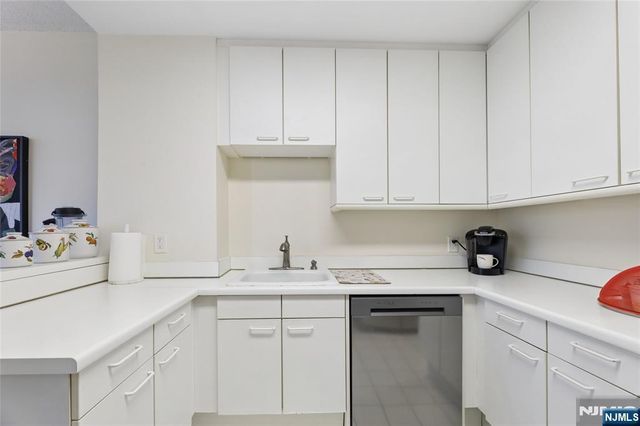100 Carlyle Drive 5HS, Cliffside Park, NJ 07010