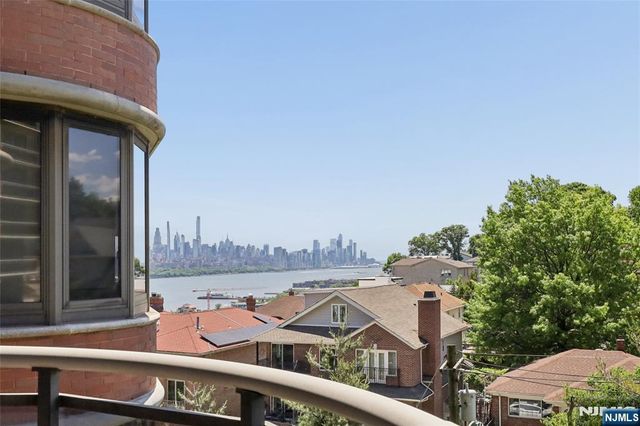 100 Carlyle Drive 5HS, Cliffside Park, NJ 07010