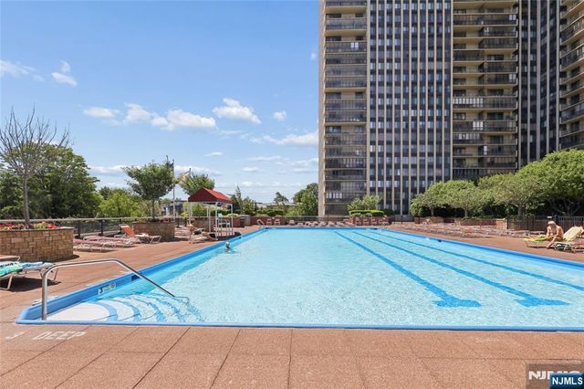 100 Carlyle Drive 5HS, Cliffside Park, NJ 07010