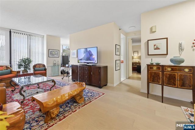 100 Carlyle Drive 5HS, Cliffside Park, NJ 07010