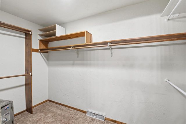 343 E LE CAPITAINE CIRCLE, Green Bay, WI 54302