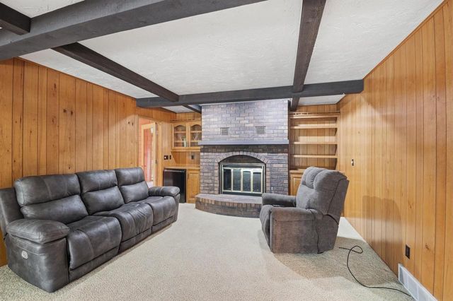 343 E LE CAPITAINE CIRCLE, Green Bay, WI 54302