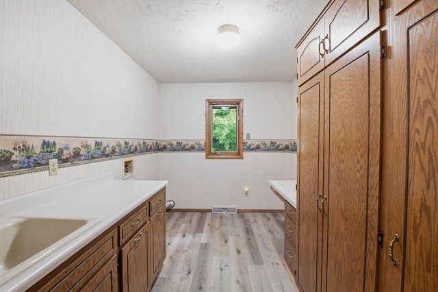 343 E LE CAPITAINE CIRCLE, Green Bay, WI 54302