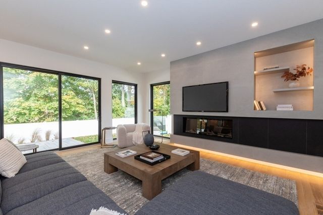 63 Drumlin Rd, Newton, MA 02459