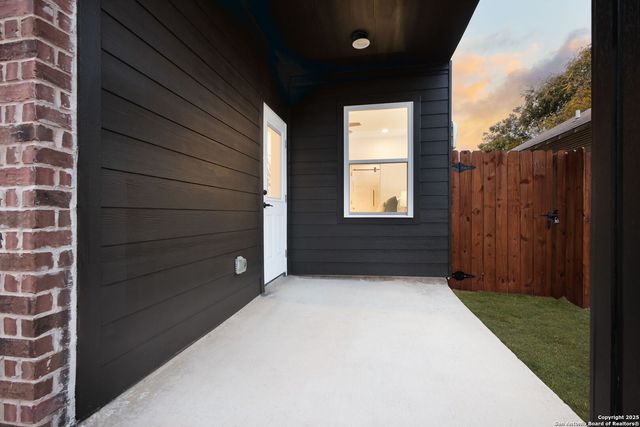 1019 S Hackberry Unit 102, San Antonio, TX 78210