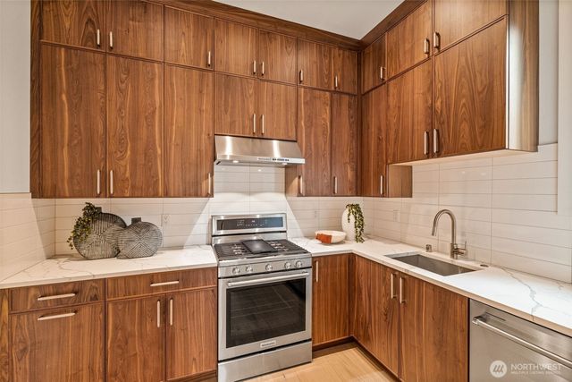 8458 NE 9th Street, Medina, WA 98039