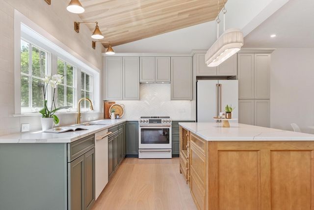 60 Neillian Street, Bedford, MA 01730