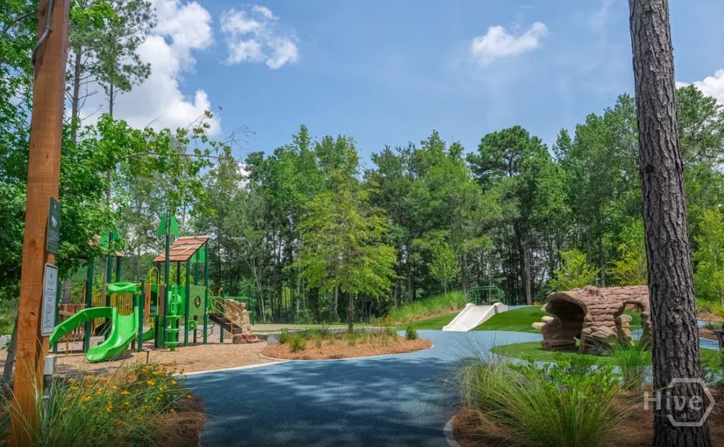 Image 8 of property listing at 1095 Heartwood Avenue, Richmond Hill, GA 31324