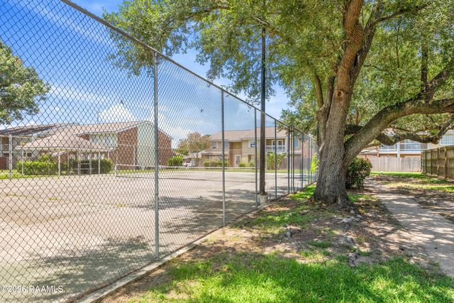 200 Lodge Drive 806, Lafayette, LA 70506