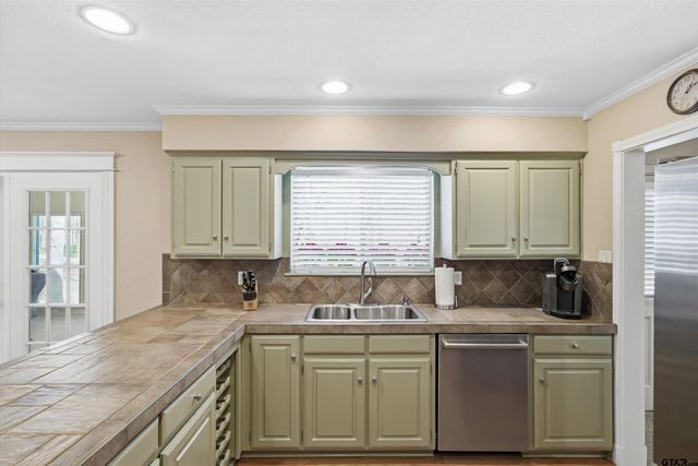 327 Peaceful Woods Trail, Holly Lake Ranch, TX 75765