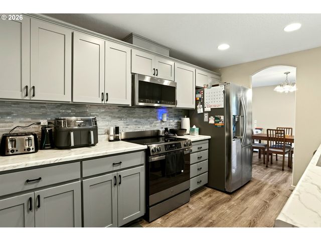 35365 OAKWOOD Dr, St Helens, OR 97051