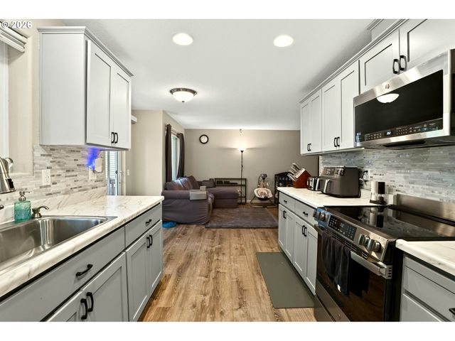 35365 OAKWOOD Dr, St Helens, OR 97051