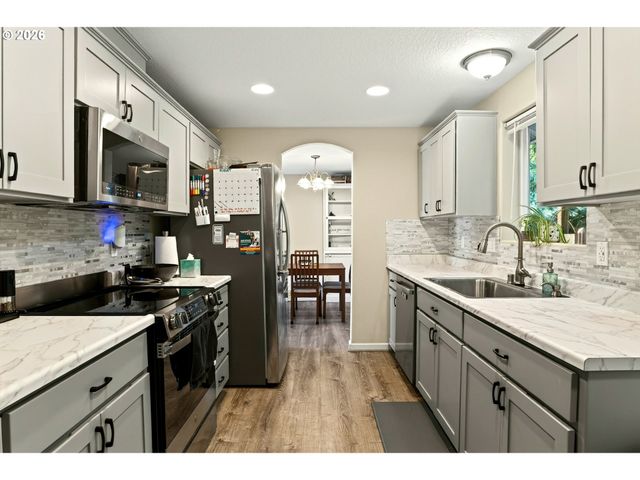 35365 OAKWOOD Dr, St Helens, OR 97051