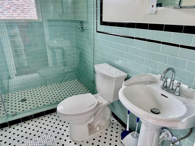 2608 Hopkins Street, Houston, TX 77006