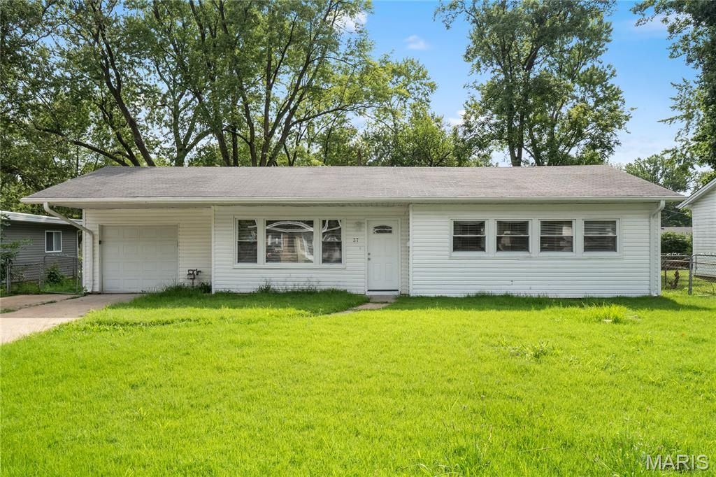 37 Marquette Drive, Florissant, MO 63031