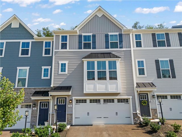 702 GREENWOOD DR, North Strabane, PA 15317