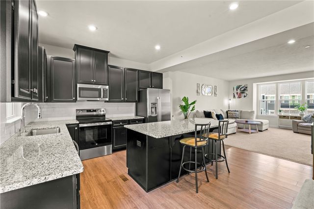 702 GREENWOOD DR, North Strabane, PA 15317