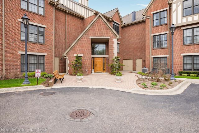 12 Pointe Park Place, Grosse Pointe Park, MI 48230