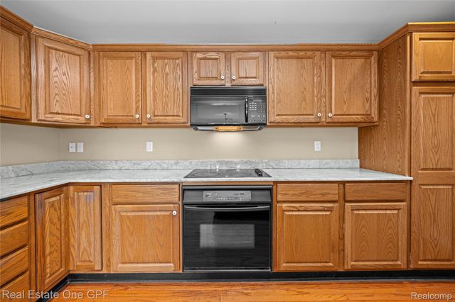 12 Pointe Park Place, Grosse Pointe Park, MI 48230