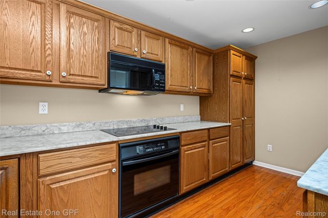 12 Pointe Park Place, Grosse Pointe Park, MI 48230