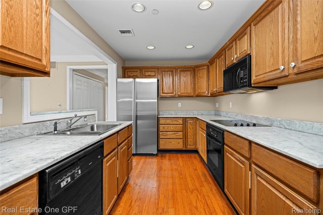 12 Pointe Park Place, Grosse Pointe Park, MI 48230
