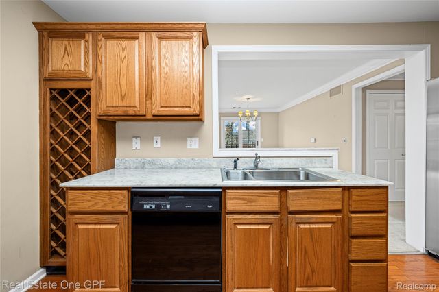 12 Pointe Park Place, Grosse Pointe Park, MI 48230