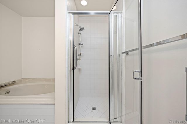 12 Pointe Park Place, Grosse Pointe Park, MI 48230