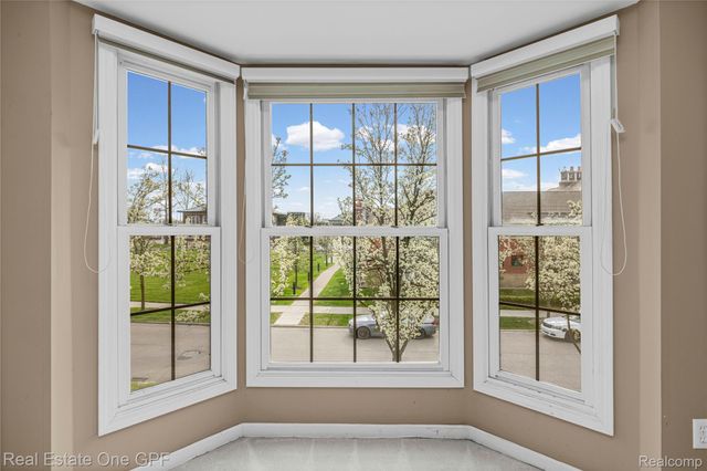 12 Pointe Park Place, Grosse Pointe Park, MI 48230