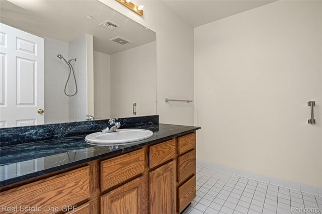 12 Pointe Park Place, Grosse Pointe Park, MI 48230