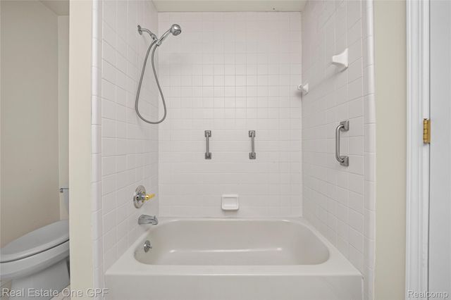 12 Pointe Park Place, Grosse Pointe Park, MI 48230