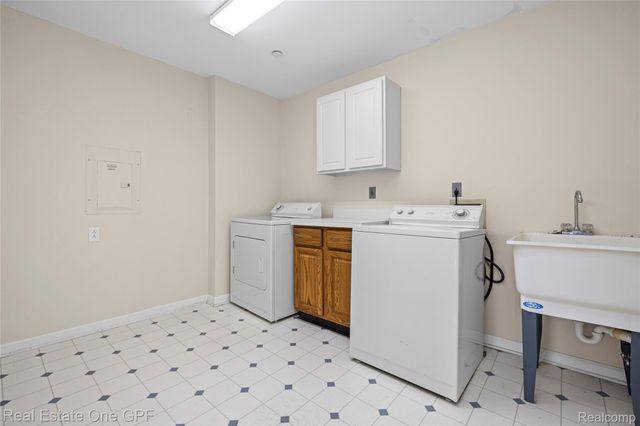 12 Pointe Park Place, Grosse Pointe Park, MI 48230