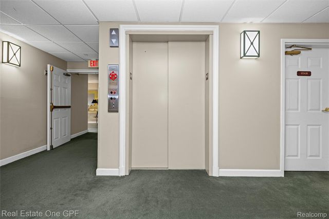 12 Pointe Park Place, Grosse Pointe Park, MI 48230