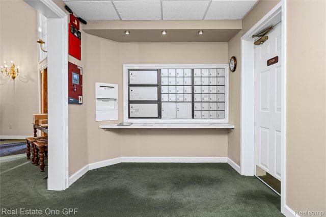 12 Pointe Park Place, Grosse Pointe Park, MI 48230