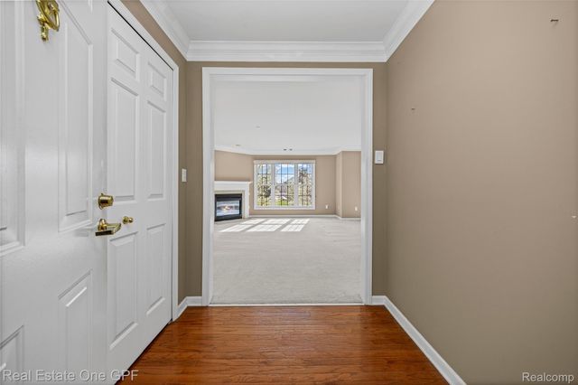 12 Pointe Park Place, Grosse Pointe Park, MI 48230
