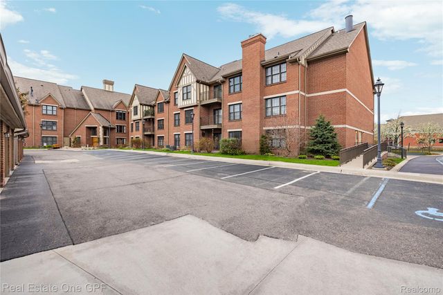 12 Pointe Park Place, Grosse Pointe Park, MI 48230