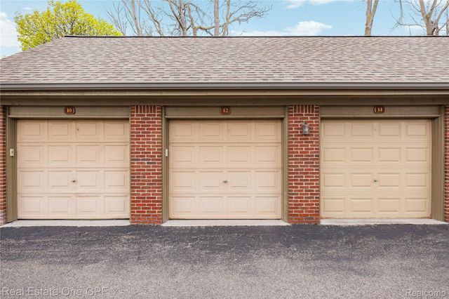 12 Pointe Park Place, Grosse Pointe Park, MI 48230